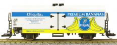 [N�kladn� vozy] &rarr;&nbsp;[Kryt�]&nbsp;&rarr;&nbsp;[2-os� chladic�, pivn� a reklamn�]&nbsp;&rarr;&nbsp;: n�kladn� chlad�c� v�z se b�lou st�echou s reklamn�m potiskem „Chiquita PREMIUM BANANAS“